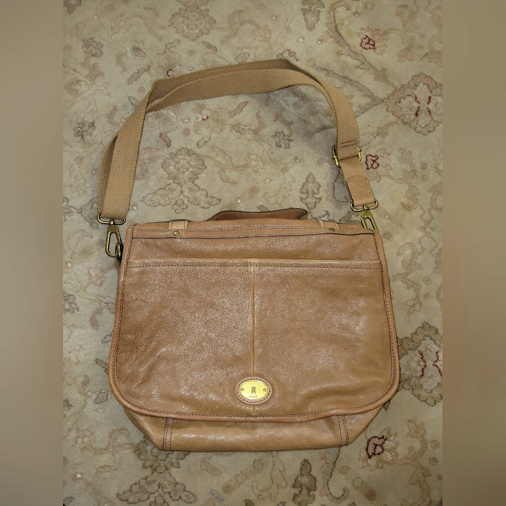 Fossil Vintage Brown Leather Messenger/Laptop Bag with Gold Clasp